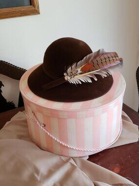 VINTAGE BAVARIAN LOVELY WOMAN'S HAT WITH BEAUTIFUL PHEASANT FEATHERS